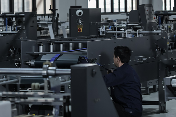 糊盒機(jī)輸送皮帶在操作過程中會出現(xiàn)打滑及跑偏等問題正確處理方法？