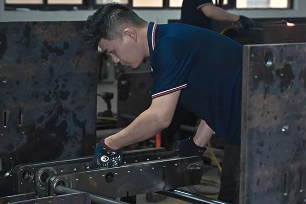 全自動糊盒機(jī)糊盒效果號，密封性強(qiáng)，要保證糊盒機(jī)的使用壽命，在使用糊盒機(jī)也需要對傳送帶進(jìn)行日常保養(yǎng)？